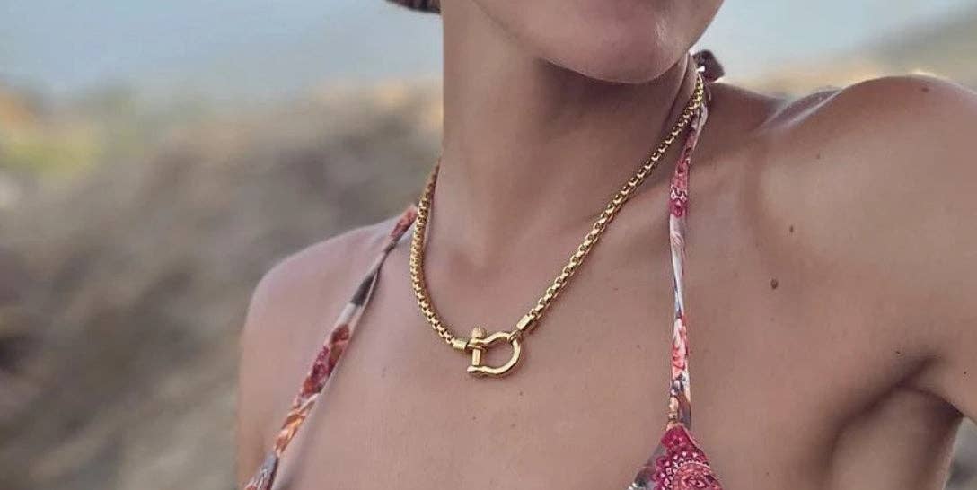 HORSESHOE GOLD PLATED STAINLESS STEEL BOX CHAIN NECKLACE